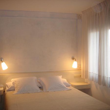 Hotel Carmen Roses Buitenkant foto